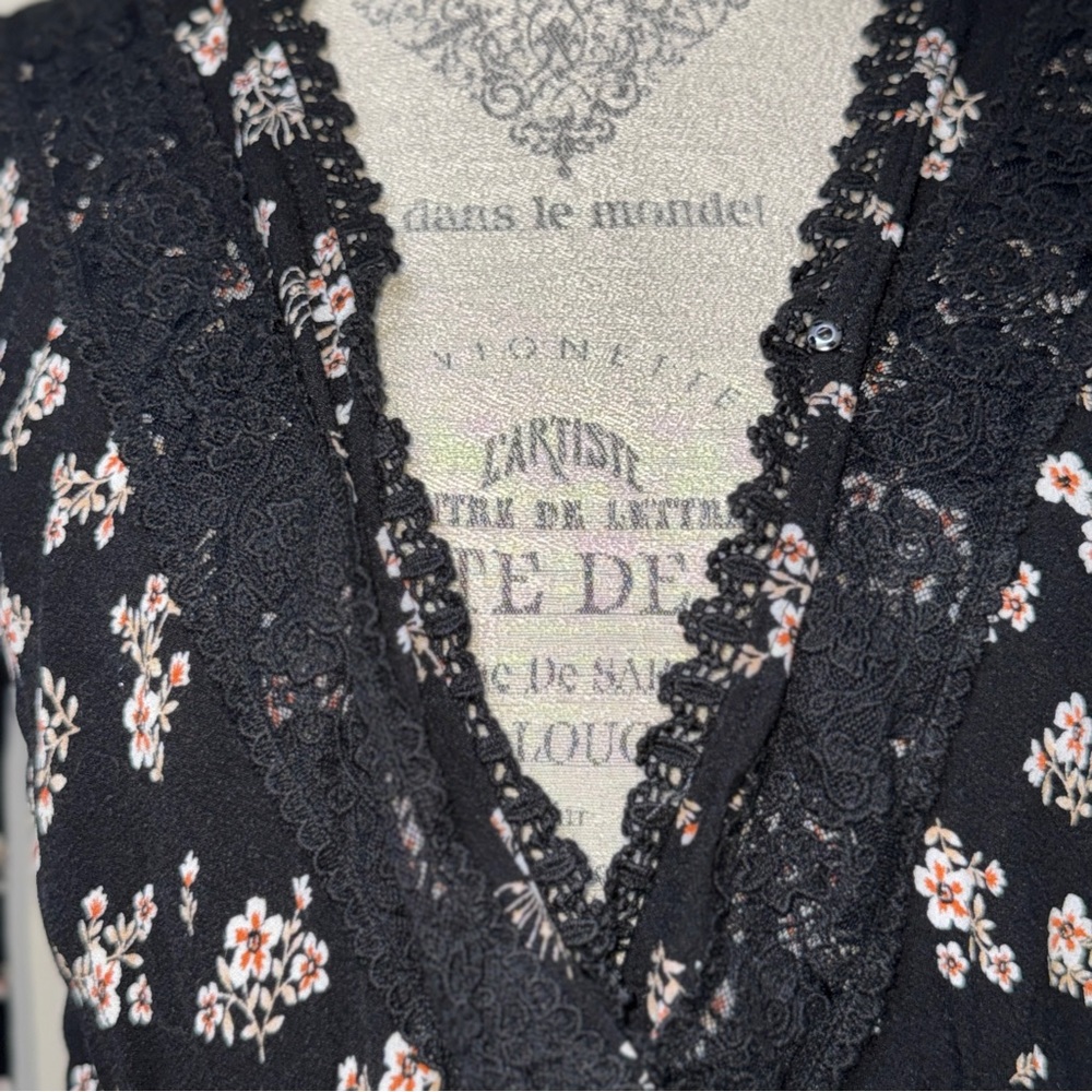 Mi Ami Floral Lace Trim Blouse - Picture 5 of 5